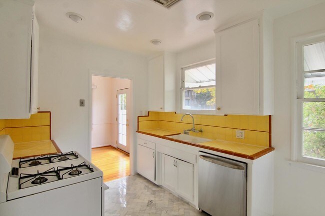 Foto del edificio - 3 bedroom in Encino CA 91436