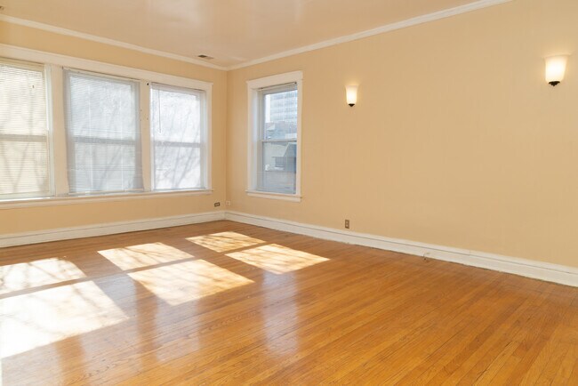 Building Photo - 940 E 48th St