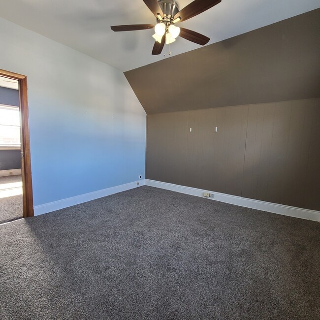 Building Photo - 166 Huber St