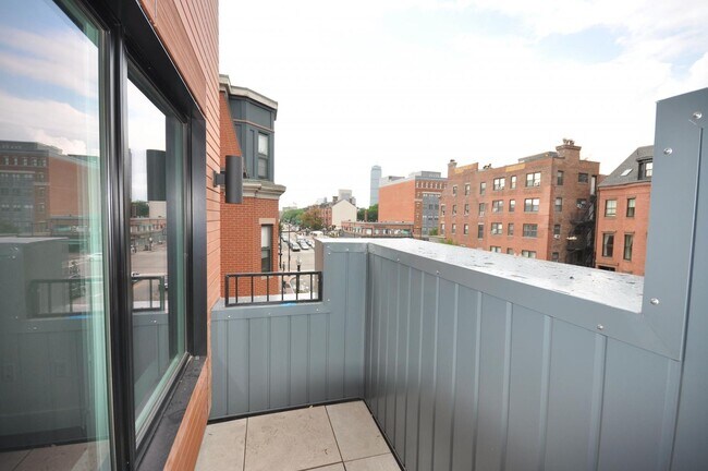 Building Photo - South End Location, In-Unit Washer and Dry...