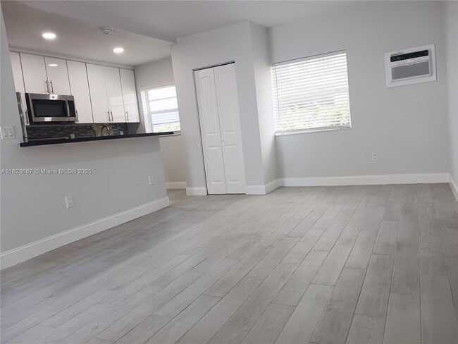 Building Photo - 4109 N Ocean Dr