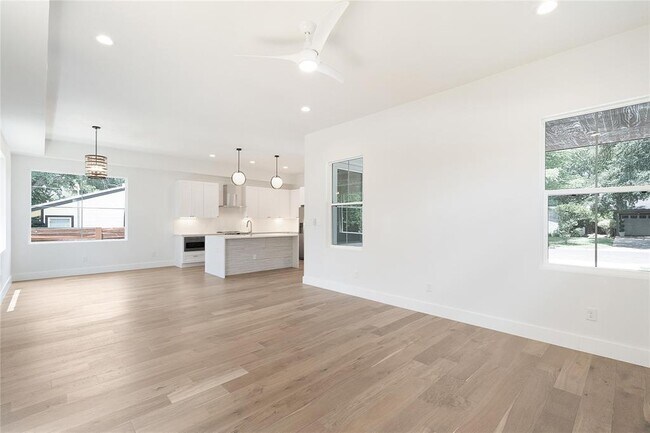 Foto del edificio - 4805 Enchanted Ln