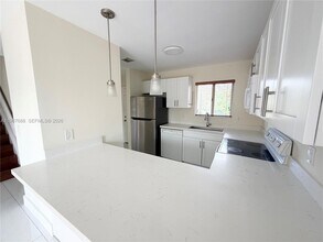 Building Photo - 6205 SW Kendale Lakes Cir