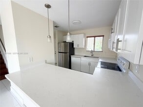 Building Photo - 6205 SW Kendale Lakes Cir