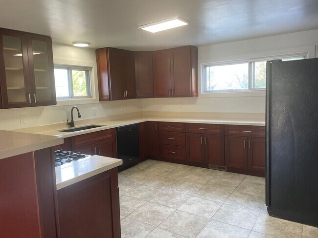 Foto del edificio - 4 bedroom 2 bathroom home