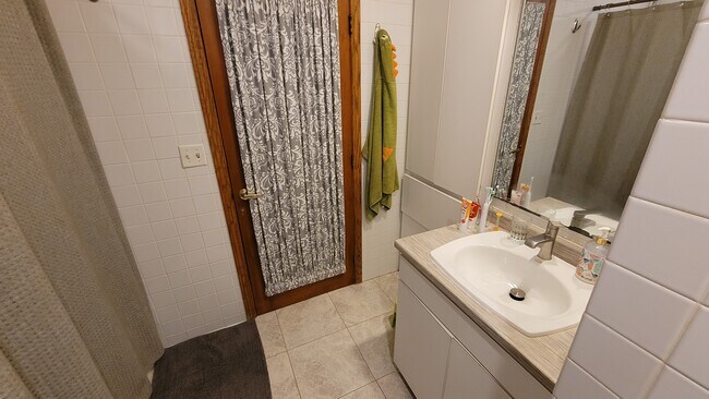 Baño principal - 803 10th Ave N