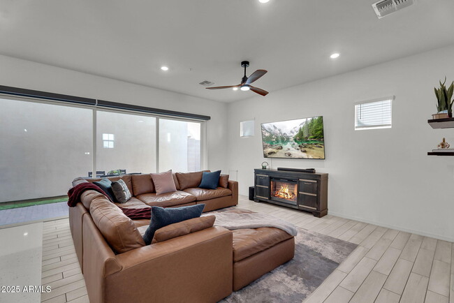 Building Photo - 280 E Aster Dr