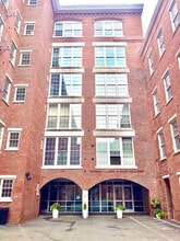 Building Photo - 130 John St