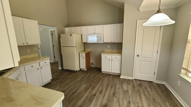 Building Photo - 1593 Queen Elizabeth Dr