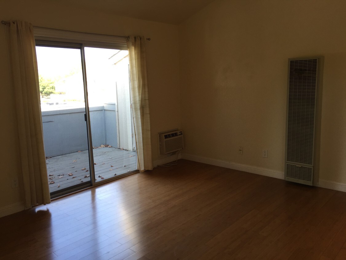 Living room leading out to balcony - 1066 Tekman Dr