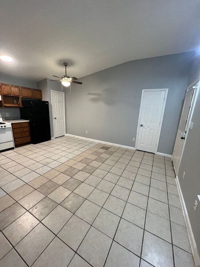 Foto del edificio - **"Charming 1-Bedroom Gem at Parnell Place, Jonesboro – Cozy 500 Sq Ft Living!"**