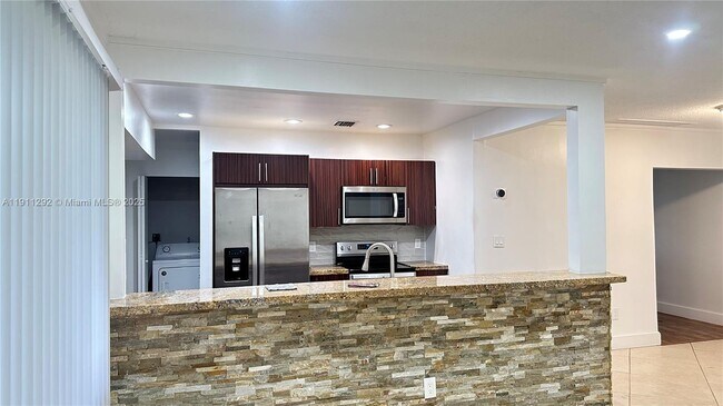 Foto del edificio - 4460 NE 13th Terrace