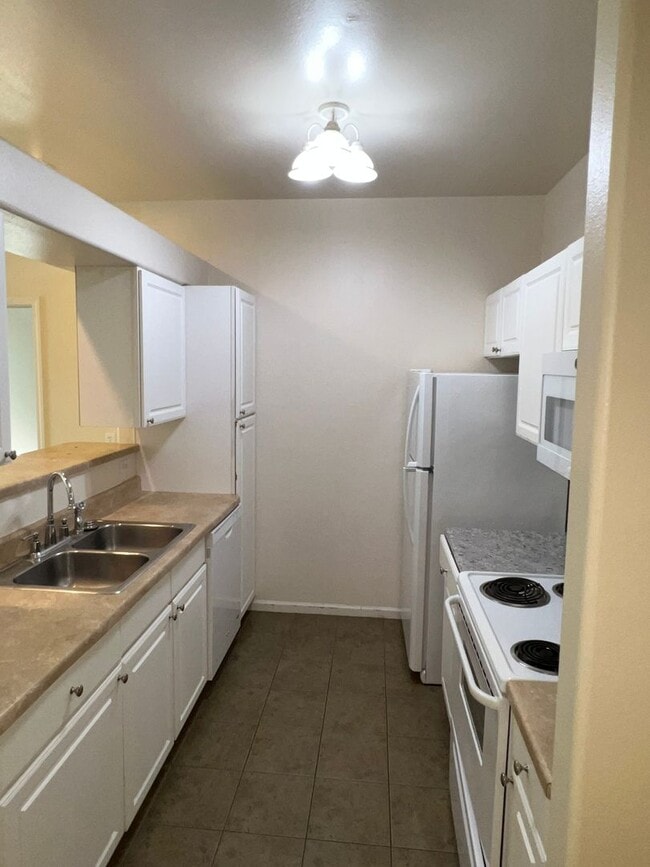 Building Photo - 1930 Monte Vista Dr