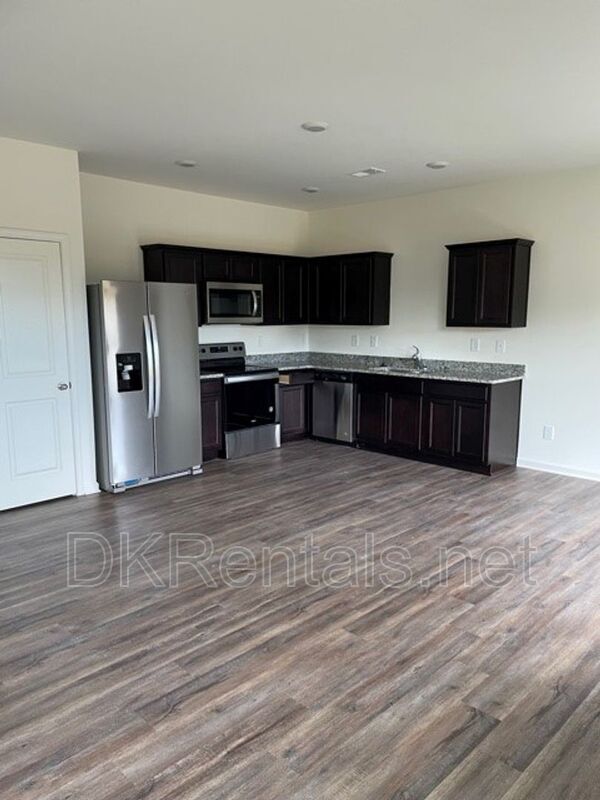 Building Photo - 241 Grand Central Wy