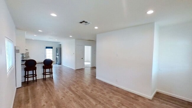 Building Photo - Nicely updated 2 bedroom, 1 bath home!