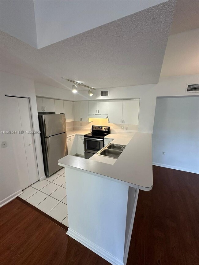 Foto del edificio - 4848 N State Rd 7