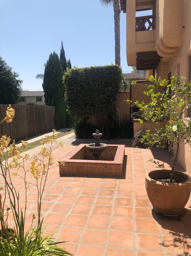 Courtyard - 4741 Elmwood Ave