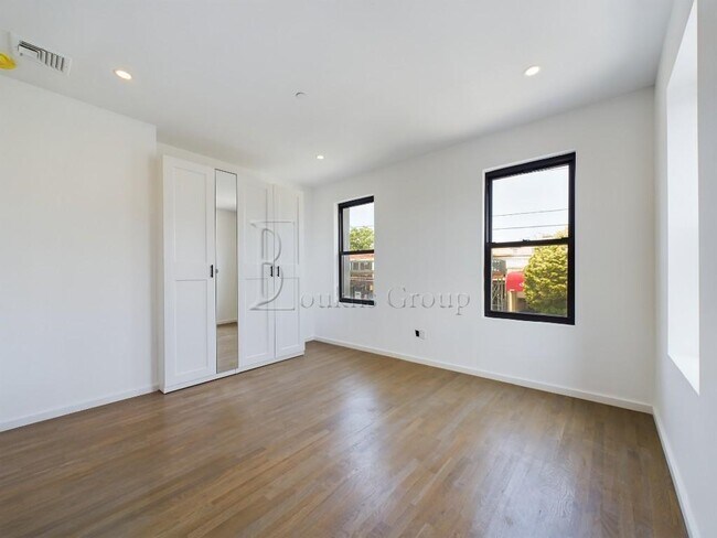 Foto del edificio - BRAND NEW___LAUNDRY IN UNIT___NEAR DITMARS...