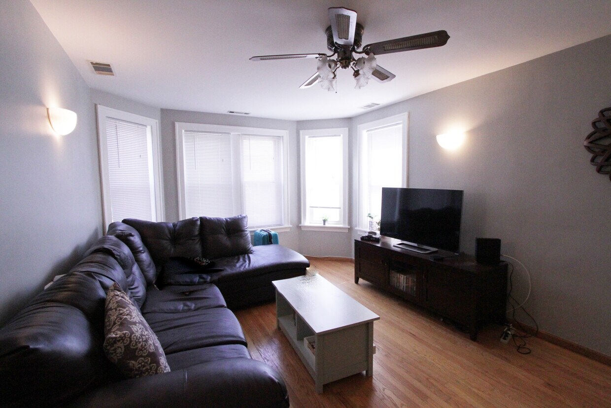 Living room - 2648 N Orchard St