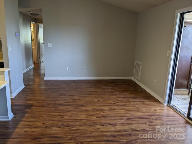 Building Photo - 7530 Pebblestone Dr