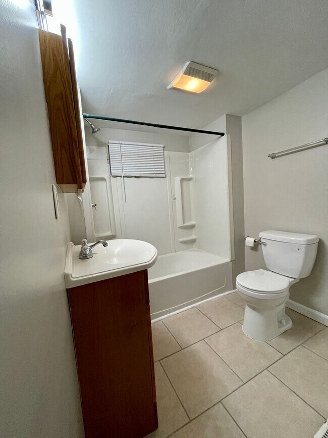 Foto del edificio - Cape Cod on cul-de-sac backs to park