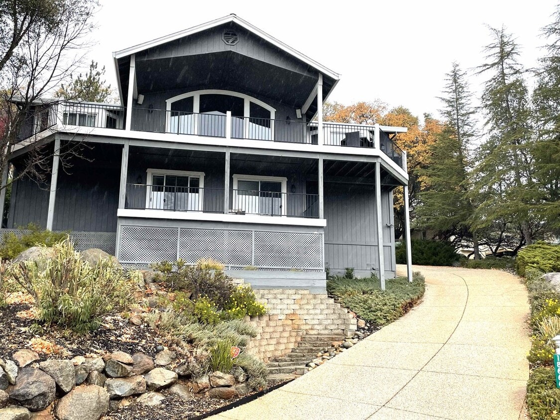 Primary Photo - Elegant 4 bedroom 2.5 bath home, Completel...