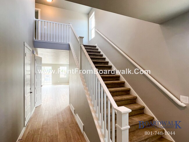 Building Photo - Modern Town Home in Highland!