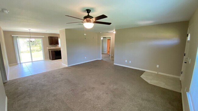 Foto del edificio - Spacious 3BR/2BA Single Family Home in Ocklawaha!
