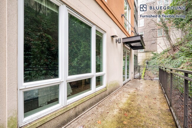 Foto del edificio - 10555 Main St