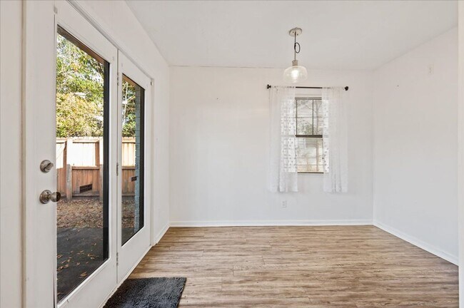 Building Photo - 2-Bedroom, 1-Bathroom Home in Savannah, GA