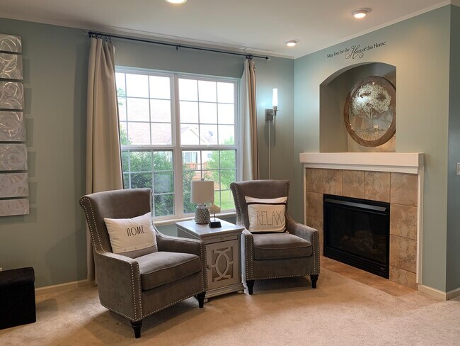 Área de estar adicional con chimenea - 210 Cassidy Ln