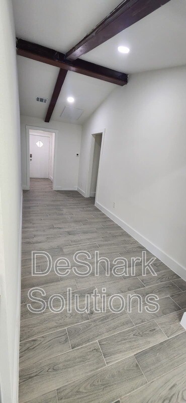 Foto del edificio - 214 Basswood Dr
