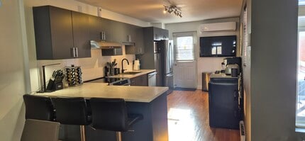 Building Photo - 2474 Rue Notre-Dame O