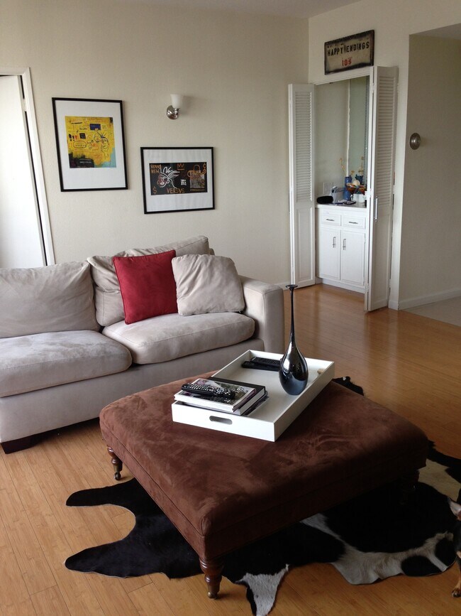 Sala de estar - 321 S San Vicente Blvd