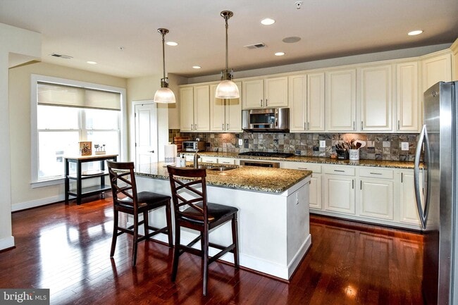 Building Photo - 736 McKenzie Ave