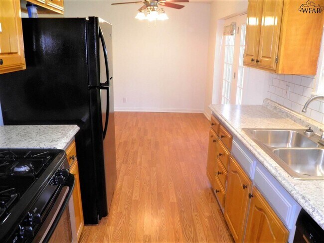 Building Photo - 5110 Parklane Dr