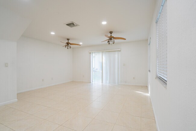 Foto del edificio - 6619 Winfield Blvd