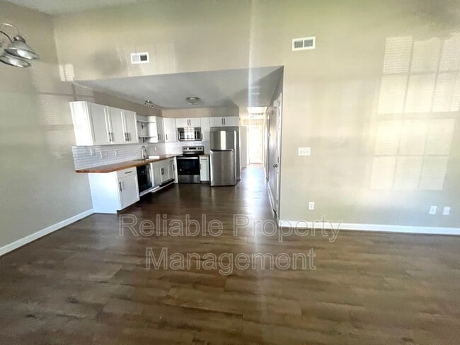 Building Photo - 438 E Rose St