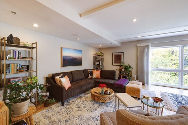 Foto del edificio - Live "La Belle Vie"! Your Spacious 2BR, 929 sf Retreat in Columbia Heights is a First-time Rental!