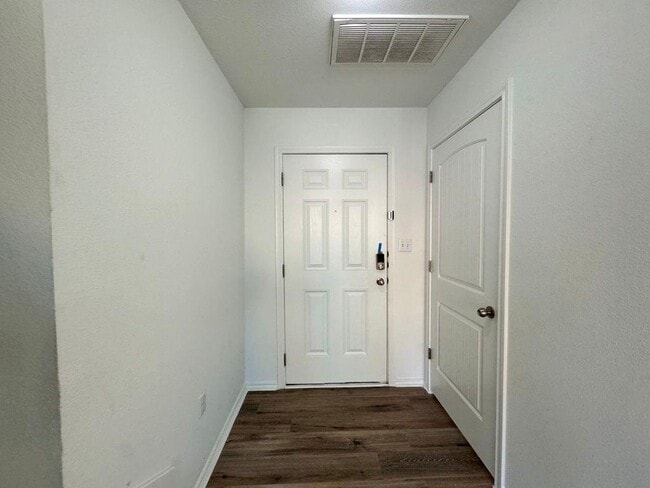 Foto del edificio - 15206 Walcott Dr