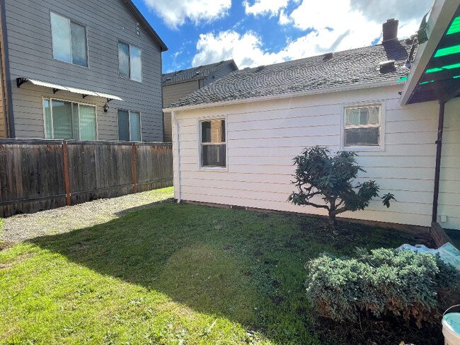 Building Photo - 3301 NE 42nd Pl