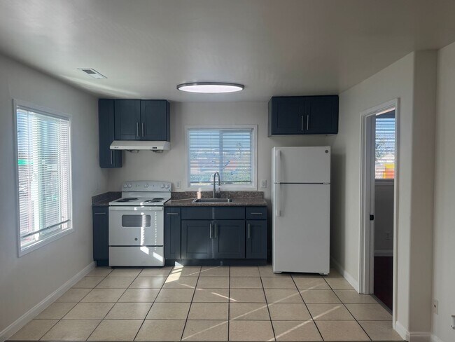 Foto del edificio - Recently Remodeled 2 Bedroom, on San Pablo Ave, in East Richmond Area