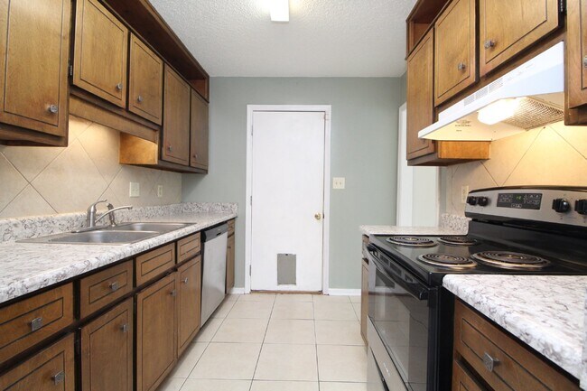 Foto del edificio - 3BR Home in Milton | All Tile Flooring (No Carpet) | Fenced Yard + Garage | Available 5/1.