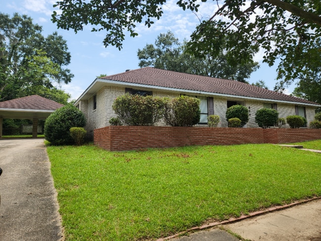 Building Photo - 426 Carriage Way