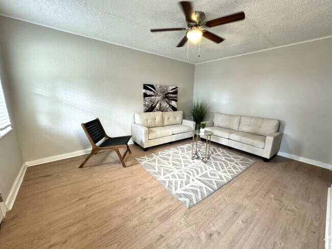 Building Photo - Renovated 2 Bedroom Jacksonville Heights Duplex Apartment
