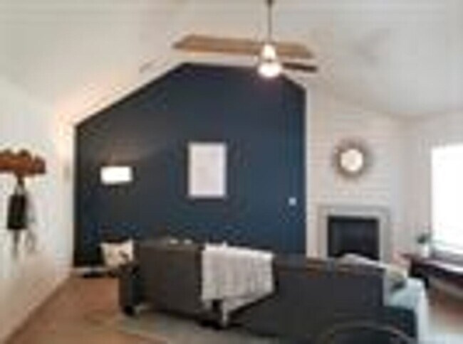Building Photo - This 3 bed, 2 bath, 3 car, plus an office ...