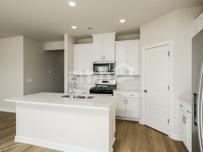 Building Photo - 794 Treeline Rd