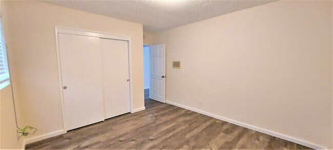 Foto del edificio - 12704 Cedar Ave