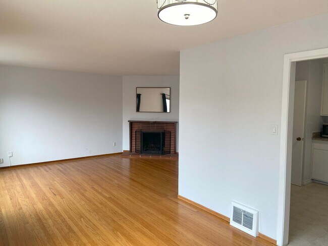Foto del edificio - 1st Floor 2Bd / 1Ba  Flat With Garage Parking