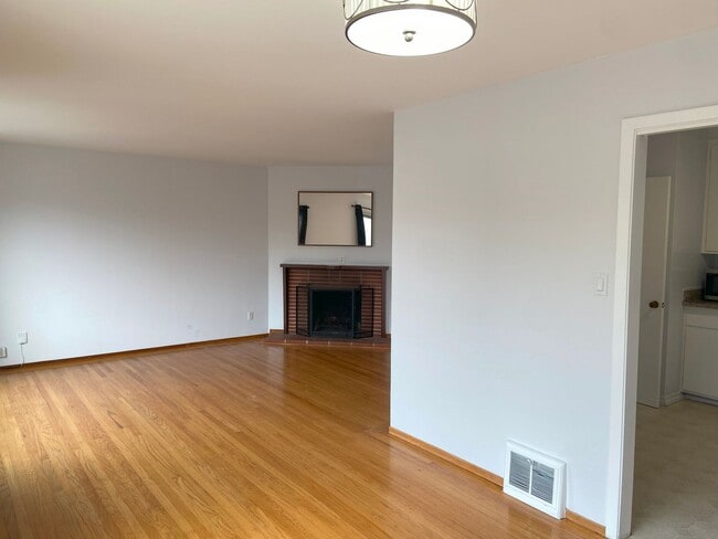 Building Photo - 1st Floor 2Bd / 1Ba  Flat With Garage Parking